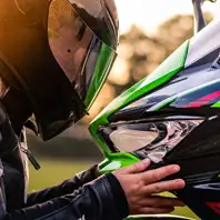 Kawasaki Ninja 650 und Fahrerin schauen sich verliebt an