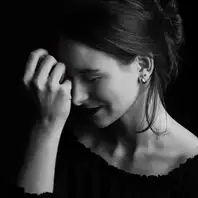 Schwarz-Weiß Portrait einer jungen Frau