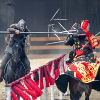 Ritterspiele auf Burg Satzvey. Zwei Reiter machen Lanzenstechen. Die Lanzen zersplittern