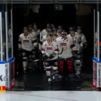 Einlauf der Kölner Haie in die Lanxess Arena