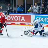 Die Kölner Haie schießen auf das Tor des ERC Ingolstadt